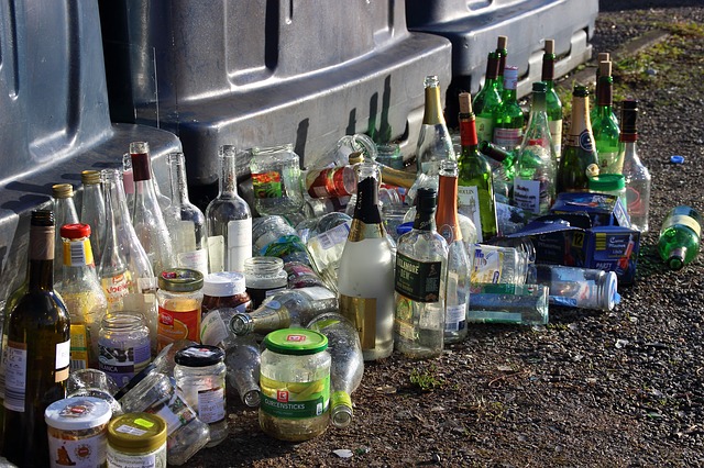 advantages and disadvantages of recycling plastic bottles